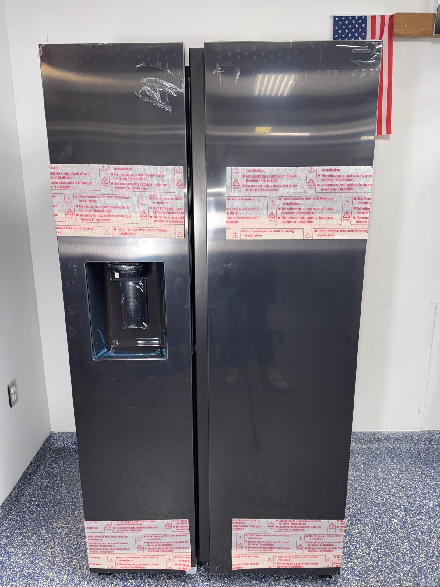 Front view of the SAMSUNG RS27T5200SG 27.4 cu ft side-by-side refrigerator in fingerprint-resistant black stainless steel, available in Overland Park, KS.