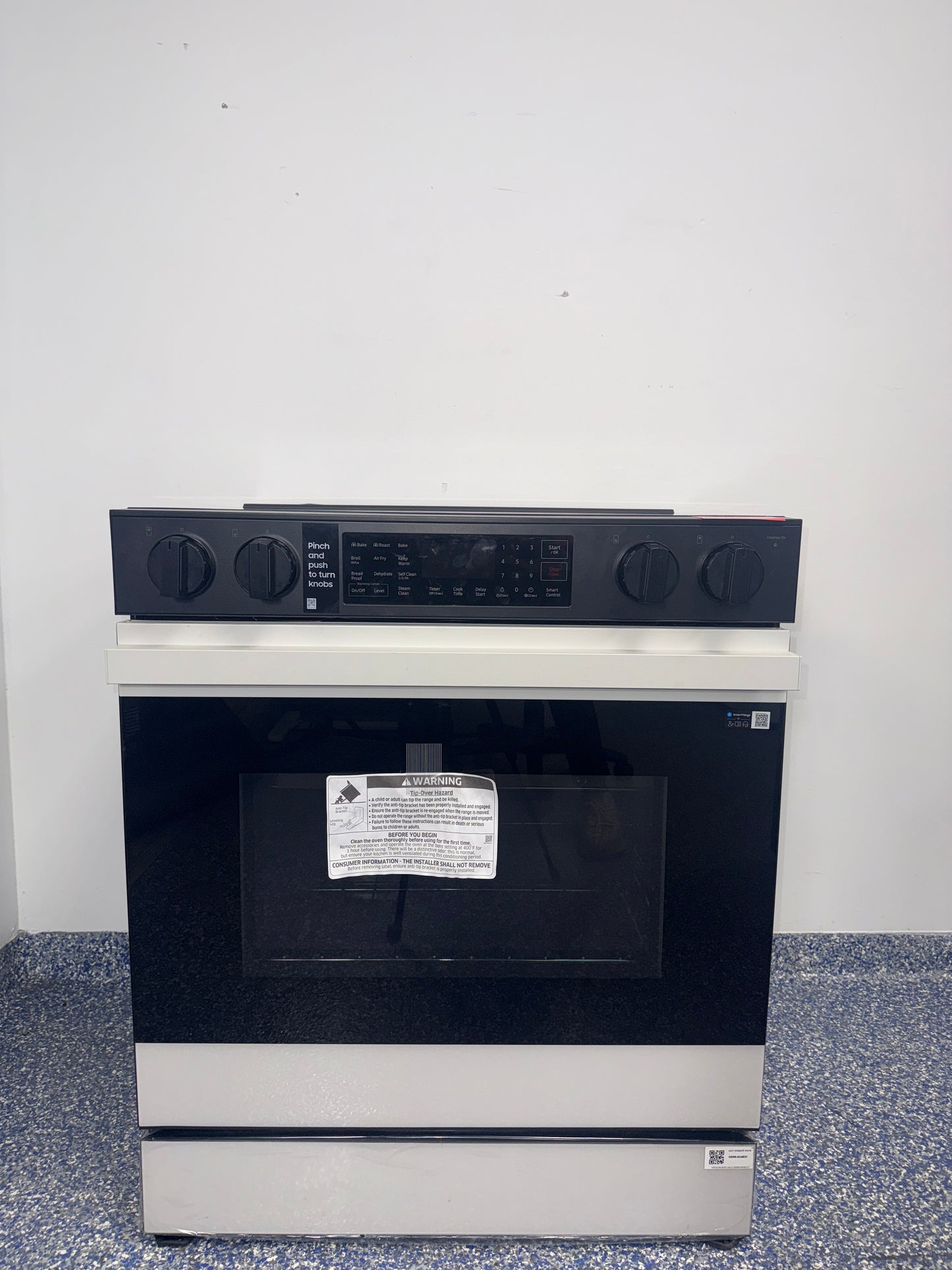 A close-up view of the Smart Dial and control panel on the SAMSUNG electric range, an ideal appliance for homes in Overland Park, KS.