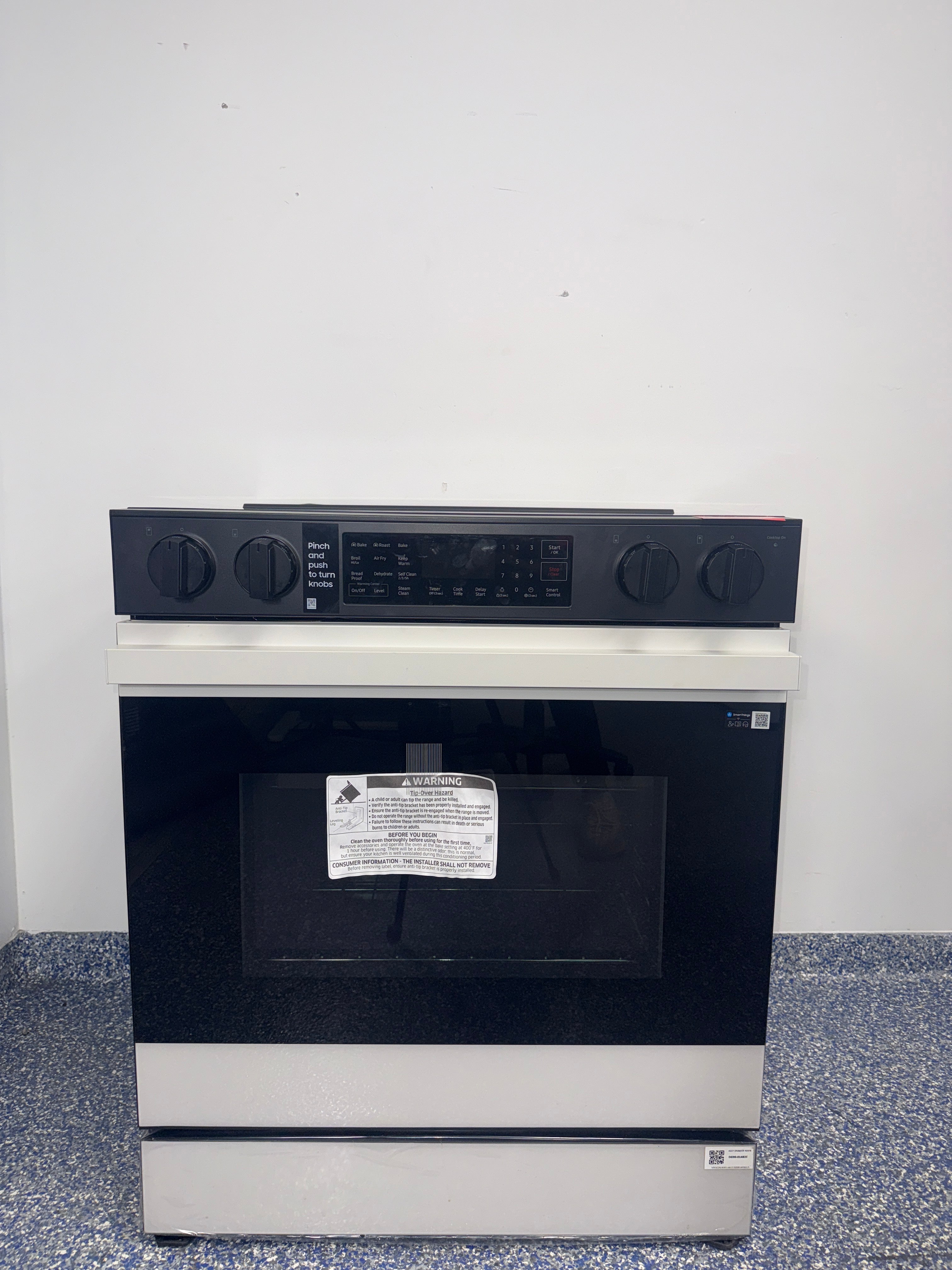 A close-up view of the Smart Dial and control panel on the SAMSUNG electric range, an ideal appliance for homes in Overland Park, KS.