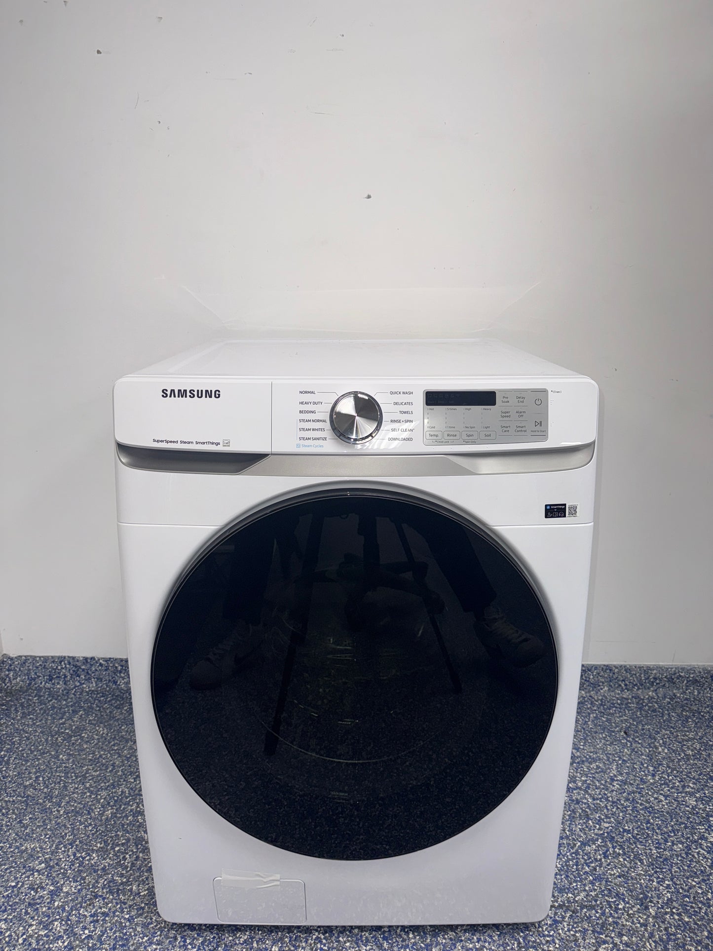 Front view of the SAMSUNG WF45B6300AW 4.5 cu ft front-load washer in white, available in Overland Park, KS.
