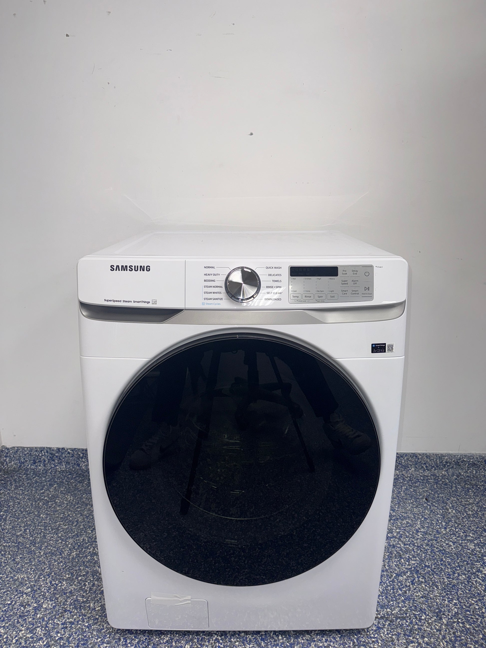 Front view of the SAMSUNG WF45B6300AW 4.5 cu ft front-load washer in white, available in Overland Park, KS.