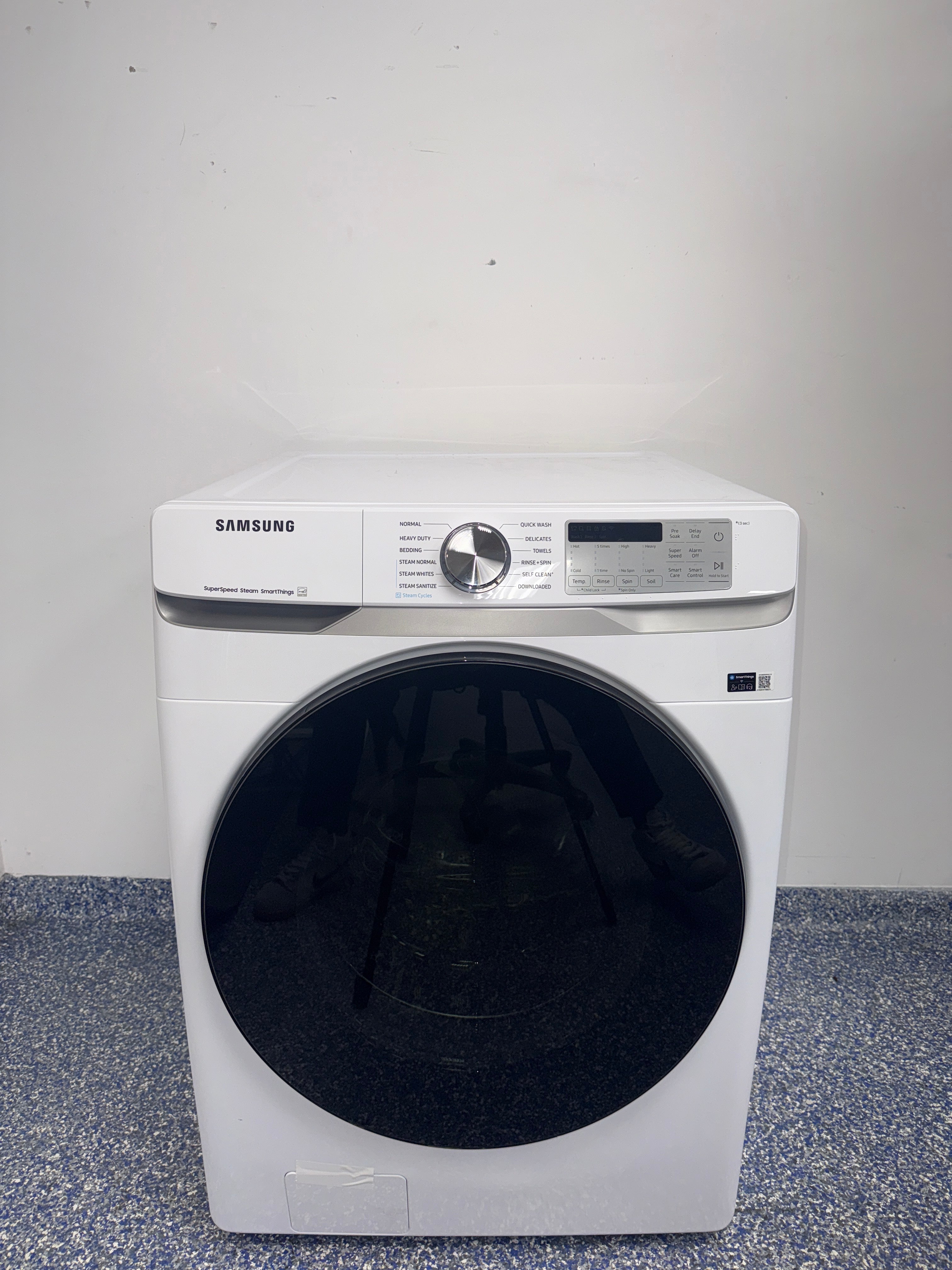Front view of the SAMSUNG WF45B6300AW 4.5 cu ft front-load washer in white, available in Overland Park, KS.