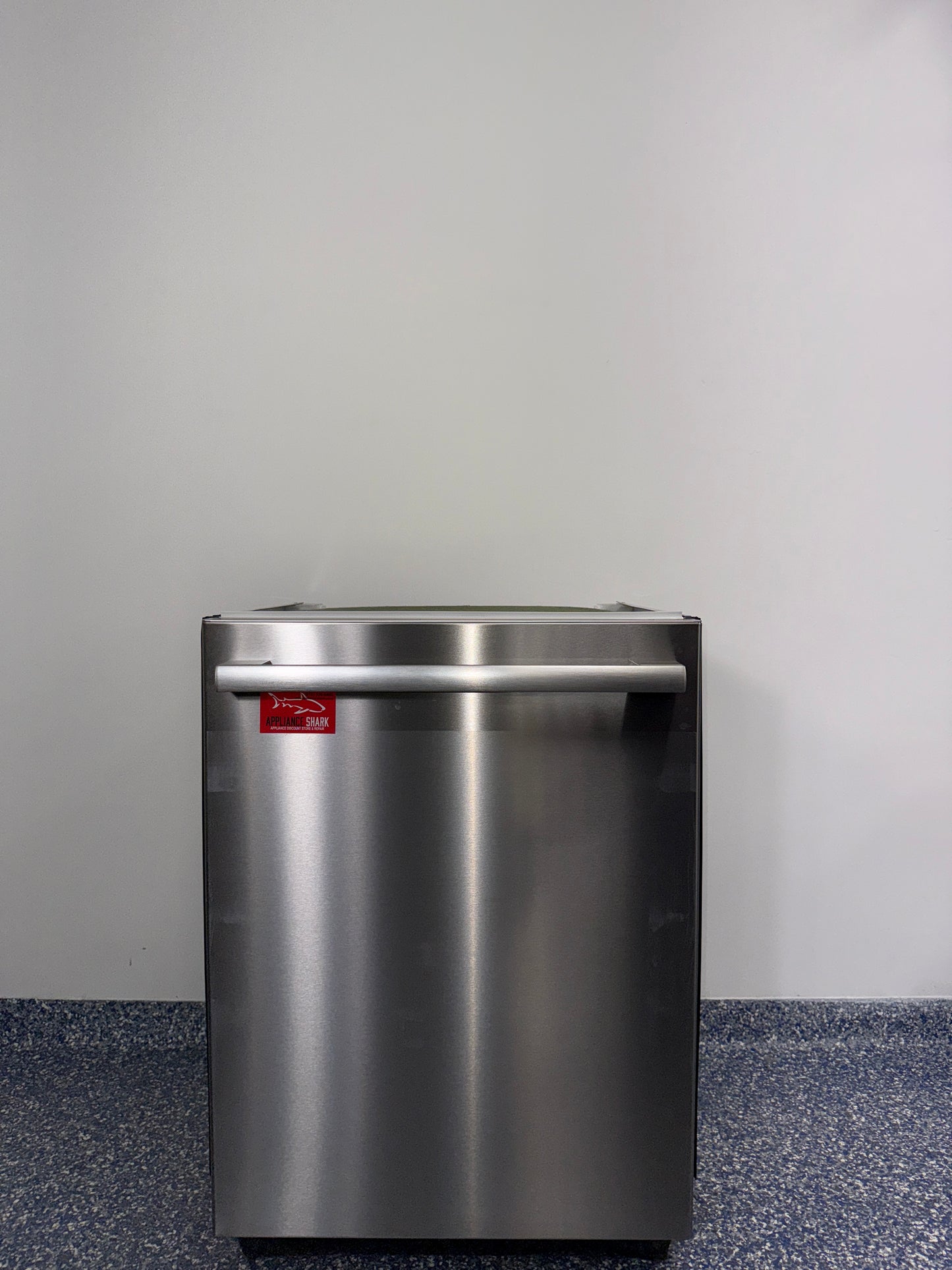BOSCH SHX78CC5UC 800 Series stainless steel dishwasher scratch and dent special at Appliance Shark in Kansas City.