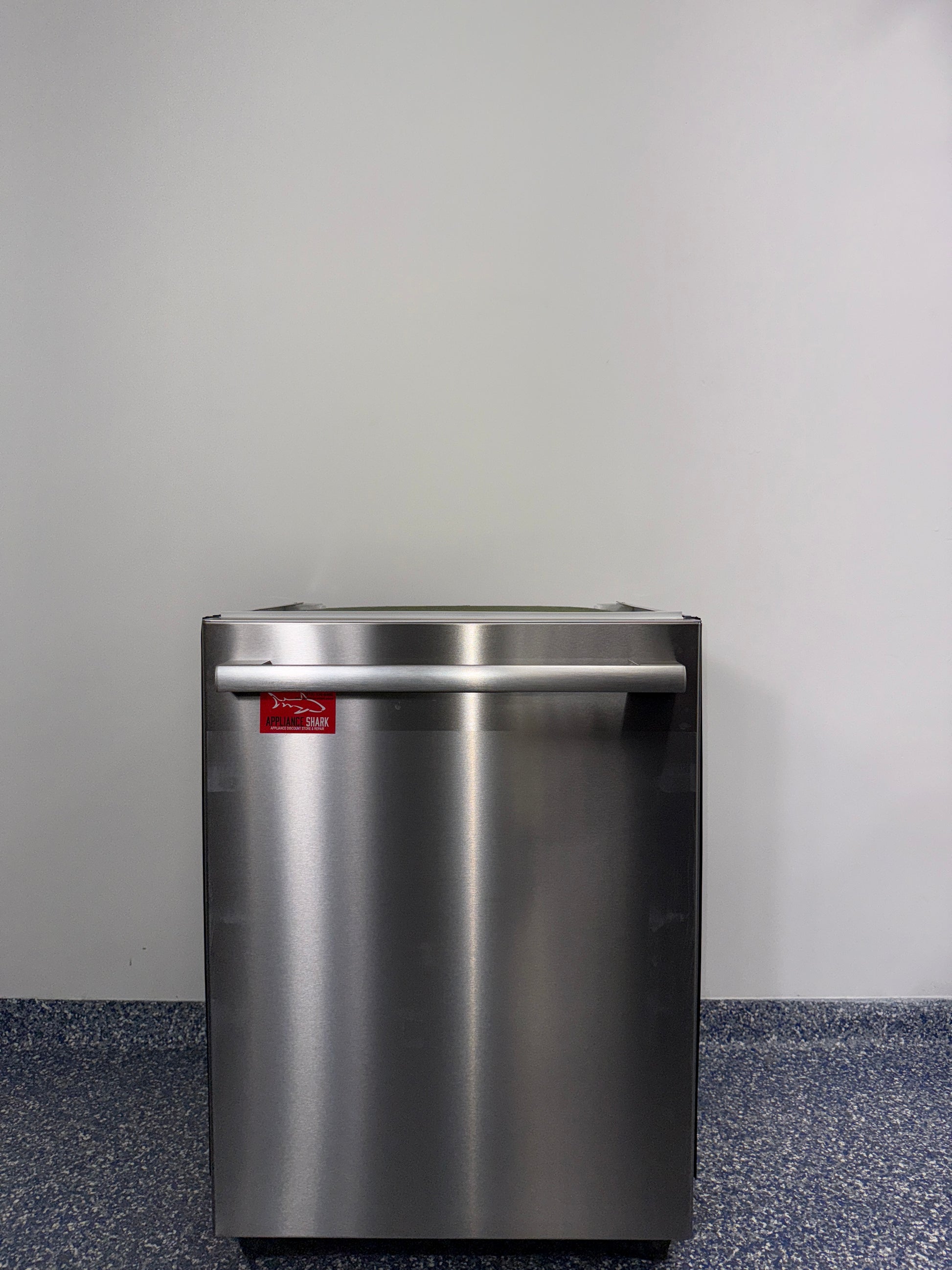 BOSCH SHX78CC5UC 800 Series stainless steel dishwasher scratch and dent special at Appliance Shark in Kansas City.